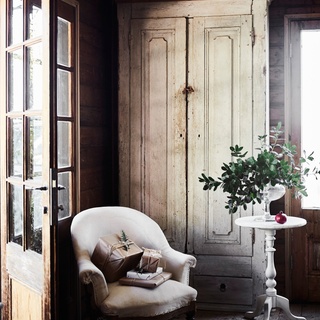 For most of her life, Helen Curtis, has collected old things. Her love of architectural pieces, vintage furniture and decorative items is reflected in the timber cottage she calls home in Daylesford, VIC. ⁠
⁠
It's where she and her family love to gather at Christmas. "We have fairly rustic decorations with pine, holly and natural things as well as heaps of candles," she says. ⁠
⁠
Tap the link in our profile to take a tour. ⁠
⁠
Photography: @lisacohenphoto⁠
Styling: @tess.newman.morris⁠
Words: @virginia_imhoff⁠
⁠
#cottagestyle #cottageinspiration #christmasdecorating #christmasdecor #christmashome