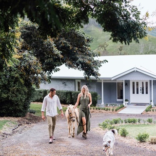 While the owners of this renovated '90s farmhouse originally had their hearts set on a colonial weatherboard in the same location, serendipity would instead see them settle here.⁠
⁠
"We settled on this very overgrown five acres," homeowner Nikki recalls. "But Luke had a vision for the property when he saw it; this section of the creek is quite secluded and the valley is stunning."⁠
⁠
Step inside via the link in bio.⁠
⁠
Photography: @hannahpuechmarin⁠
Words: @clairemactaggart⁠
⁠
#farmhouse #countryrenovation #countryhome #queenslandhome