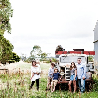 When #bushfires raged around their #AdelaideHills home in 2105, Kate Brew (@one_fat_emu) and her family were unbelievably lucky (and surprised) to find their home still standing. They've now gone through it all again in the recent bushfires that devastated the same region just days before Christmas. ⁠
⁠
We're sure Kate's heart-wrenching tale will resonate with and bring hope to many Australian's right now. You can read her story via the link in bio. ⁠
⁠
Photo: @markroperphotography ⁠
⁠
⁠
⁠
⁠
⁠
