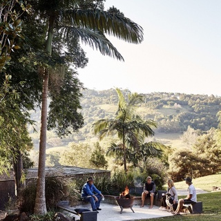 Happy Easter from the Country Style team! We wish you a restorative long weekend spent visiting new places, trying new recipes, making new memories and finding joy in life’s simpler pleasures – like gathering around a crackling fire with your loved ones in a beautiful location.⁠
⁠
For more backyard fire pit inspiration, tap the link in our profile. ⁠
⁠
Photo: @markroperphotography⁠
⁠
#firepit #outdoorlivingspace #outdoorcooking #outdoorspace