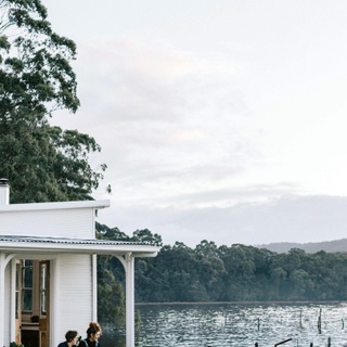 Step inside the refuge that is Captain’s Rest; a cosy, one bedroom cottage in Lettes Bay. “When it’s cold or wet outside, I sit in front of the large windows watching the water and hills with a fire lit in the wood burner,” says owner Sarah Andrews.

See more images and read the story via the link in bio.

#airbnb #coastalcottage #cottagestyle #lettesbay #captainsrest