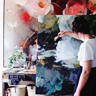 With a botanical theme and in the style of 17th-century Dutch still life, @morgan.allender's paintings often depict the #flowers that she loves and grows herself — luscious full-cupped roses, daisies, hydrangeas and hellebores all casually strewn as if just plucked from the garden outside.⁠
⁠
Tap the link in our bio to tour her #AdelaideHills garden, the source of inspiration for both her #art and her botanical arrangements.⁠
⁠
Photography: @markroperphotography⁠
⁠
#australianartist #flowergarden #meadowgarden #painter
