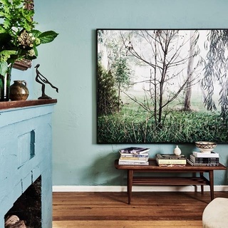 @jennifer_riddle_studio paintings celebrate the geography of #Australia — from pastoral landscapes near her home to the jagged peaks and silent wilderness of Tasmania — as rare and precious in a time of urbanisation and disruptive change.⁠
⁠
Tap the link in our bio to take a tour of the talented #landscapeartist 's home, filled with fabulous works of her own, on the Mornington Peninsula. ⁠
⁠
Photography: @lisacohenphoto / Styling: @tamaramaynes⁠
⁠
#cottage #australianart #landscapeart 