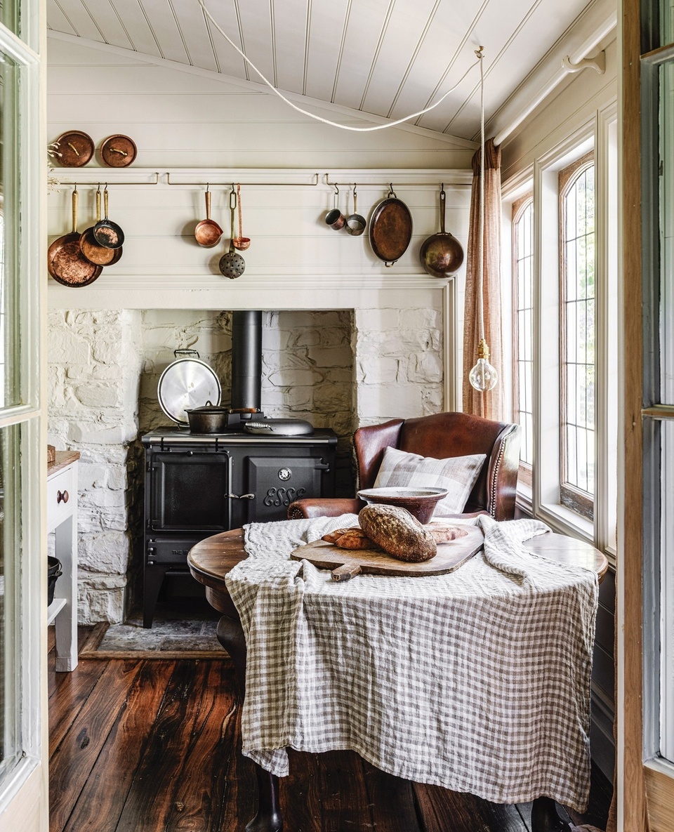 This heritage home in Victoria's tiny town of Dry Diggings has been gently restored, ensuring it will remain a time capsule for years to come.⁠
⁠
Because of the home's small size, every item brought in had to be carefully considered. Here in the dining room, copper pots from owner Ben's beloved late mother Raewyn, and a table that once belonged to his great-grandmother, add meaning.⁠
⁠
Step inside via the link in bio.⁠
⁠
Photography: @marniehawson⁠
Styling: @bellebrightproject⁠
Words: @penny.carroll⁠
⁠
#copperpots #countrystylehome #countrydiningroom #countrystyle #diningroom 