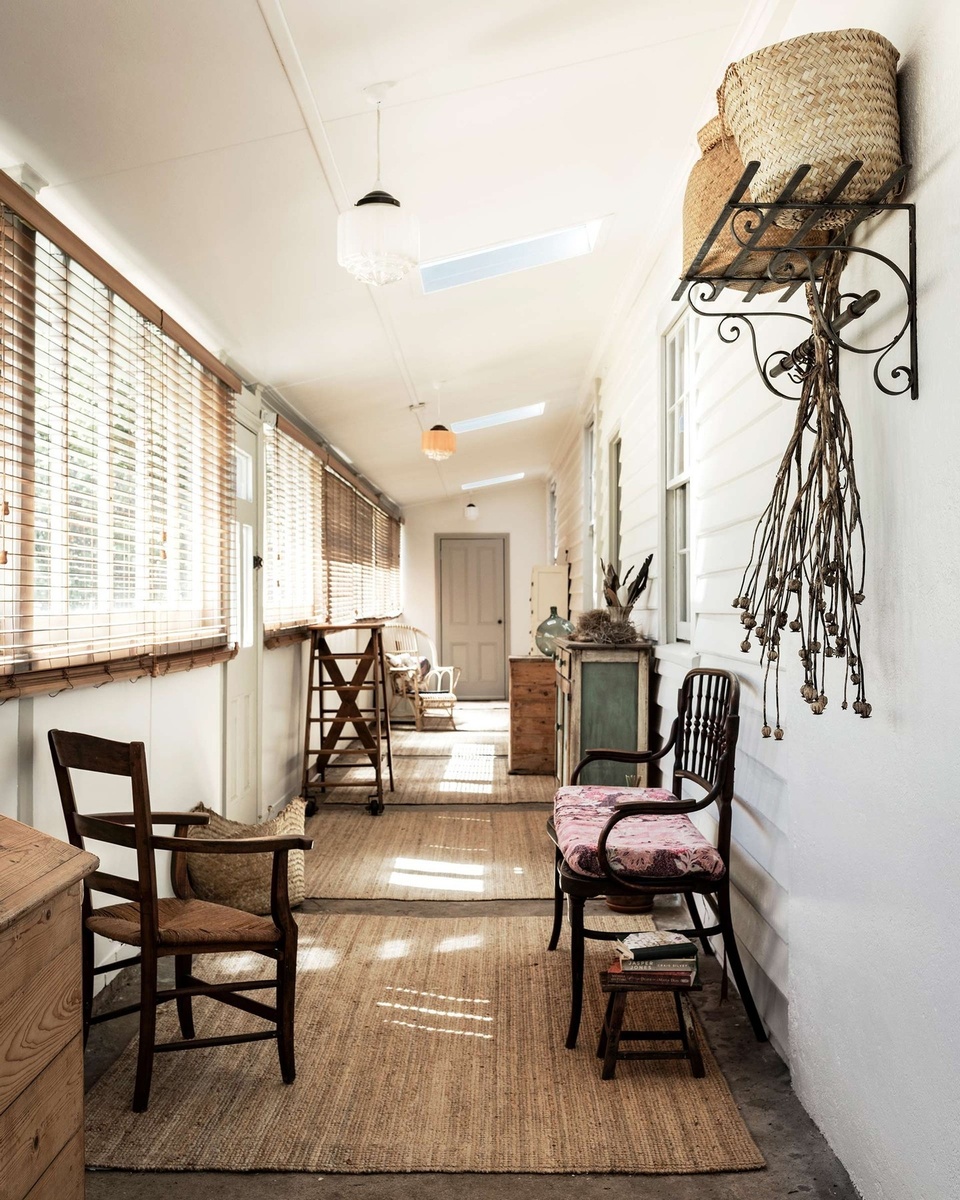After years dreaming of a move to the country, one Sydney couple finally took the plunge, purchasing a grand 18-room house with good bones, a charming garden and a vibrant history. ⁠
⁠
After some minor repairs and a fresh coat of paint, they soon filled the home with a collection of treasured antiques. "None of our pieces are worth a lot but they hold memories of our travels and the talent of friends and family," says owner Meg. ⁠
⁠
Tap the link in our profile to step inside. ⁠
⁠
Photography: @mtwee1⁠
Words: @penny.carroll⁠
⁠
#hallway #antiquefurniture #juterug #historichome #farmhouserenovation 