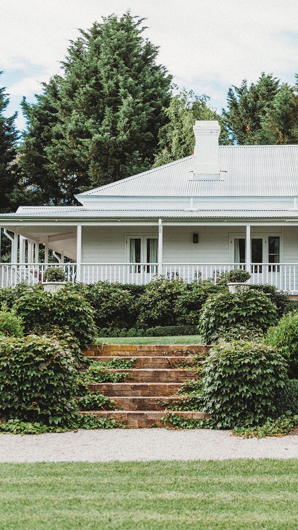Transforming an unruly garden was top priority for winemaker Ed Swift and his wife, Emily, at their property in Orange, NSW.

Take a wander through via the link in bio.

#whiteweatherboard #orangensw #gardendesign #countrygarden #countryhome