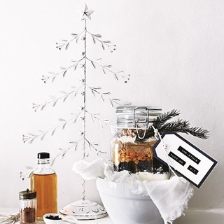 If you're on a tight budget or simply prefer to make your own unique Christmas gifts for friends and family, this DIY #ChristmasPudding kit is guaranteed to please.⁠
⁠
Filled with everything you need to make the perfect pud, plus a recipe card with all the instructions, this edible gift idea takes the fuss out of festive food prep and means the lucky recipient will get to enjoy a classic #Christmas dessert in just a few simple steps. Link in bio. ⁠
⁠
#DIYgifts #christmascrafts #ediblegifts #DIYChristmas
