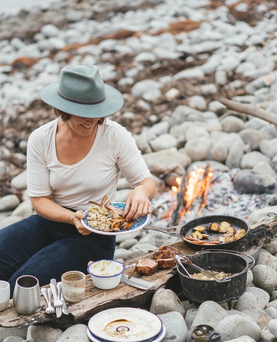 Whether it's a casual backyard BBQ or a #campfire cook-up, there's something ceremonious about preparing and cooking food outdoors. Chef and explorer @missarahglover knows a thing or two about cooking up an #alfresco feast - so, we asked her to share her tips and essentials for no-fuss campfire cooking. Link in bio.⁠
⁠
#outdoorcooking #campcooking #firecooking