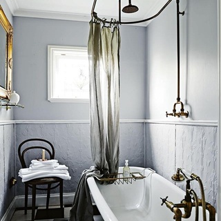 Fashion designer and owner of @manteaunoir Victoria Varrasso has styled her #Daylesford cottage to reflect her love of European vintage, antique pieces and "all things French".  Tap the link in our bio to take a tour.⁠
⁠
Photography: @lisacohenphoto⁠
⁠
#frenchstyle #vintageinterior #bathtub 