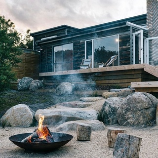 It's hard to deny that Whale Song Shack on Tasmania's pristine east coast is a special place. But owners Ingrid and Cliff have done everything they can to make it inviting all year round. ⁠
⁠
"We held onto the shack's best aspects, and opened it up with French doors leading onto the deck," says Ingrid. Beyond the deck you'll find both a fire pit and a sunken outdoor bath - the perfect spot to lay back and gaze up at the stars. ⁠
⁠
Take a tour of the home by tapping the link in our profile.⁠
⁠
Photography: @marniehawson⁠
⁠
#firepits #beachshack #coastalhome #holidayhome