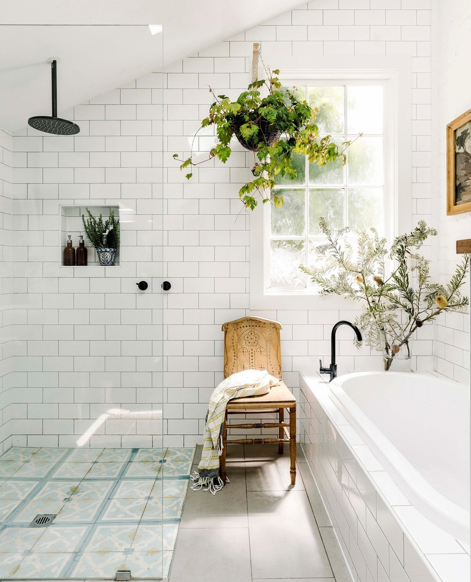 A far cry from their sleek and shiny counterparts, country bathrooms feature hard-worn materials like recycled timber, aged brass, natural stone and durable marble paired with the ever-present subway tile and the occasional claw-foot bath.⁠
⁠
If you're planning a country style bathroom overhaul, take inspiration from our round-up of 23 bathrooms sporting a rustic edge.⁠
⁠
Tap the link in bio to read more.⁠
⁠
Photography: @marniehawson⁠
Words: @tahnimesann⁠
⁠
#subwaytiles #countrybathroom #countrystylebathroom #bathroomdesign #indoorhangingplants