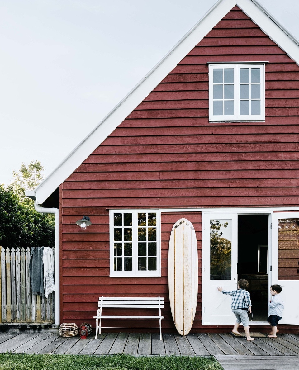 Known for its stunning coastline, tropical rainforests and native wildlife, it's little wonder that Queensland is a sought-after holiday destination.⁠
⁠
But before you leave your four-legged friend behind and jump on the next flight with reckless abandon, take a peek at these 10 dog-friendly accommodation options all over our north-east state.⁠
⁠
Tap the link in bio for more.⁠
⁠
Photography: @marniehawson⁠
Words: @lucycf94⁠
Location: @littleredbarndoonan⁠
⁠
#barnstylehome #airbnb #dogfriendlystays #dogfriendlyaccommodation #queenslandaccommodation