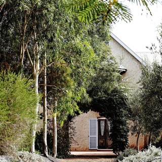 Perhaps not-so-shockingly, the creator of this gorgeous Geraldton home has roots in France's picturesque countryside.⁠
⁠
Owner Isabelle Greenfield's parents had a farmhouse in Normandy, a French coastal region where colourful window shutters, decorative timber and asymmetrical floor plans reign supreme, all features which she chose to replicate in her own Australian-based home, where she lives with her husband and children.⁠
⁠
Step inside via the link in bio.⁠
⁠
Photography: @sharyncairns⁠
⁠
#frenchhome #geraldtonwa #nativegarden #renderedexterior