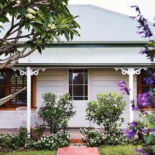 Once the manse of a church, this century-old weatherboard cottage, known as The Art House, is both a boutique hotel and an art gallery. ⁠
⁠
While guests here can experience art hung inside a home, that's not where the beauty ends. A sensitive restoration means the home itself has retained many original features including wooden floors, pretty fretwork detailing and a tiled front verandah. ⁠
⁠
Step inside by tapping the link in our profile. ⁠
⁠
Photography: @aliciataylorphotography⁠
Styling: @shannonfricke⁠
⁠
#byronbay #cottagestyle #homeexterior #frontdoor #frangipani #frontgarden