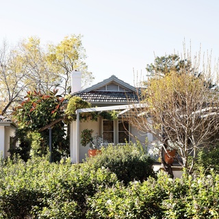 Having grown up in Wooroola, 25 minutes south of Wagga Wagga, artist Julia Roche recalls endless, carefree days; camping outside under the stars, building treehouses and playing in the woolshed.⁠
⁠
This is a lifestyle that she has imparted to her children, relocating from Sydney back to the exact property she spent her early years on – a move that has also served to enrich her art. "I have a strong desire to keep understanding the history of our landscape and that connection to my space," she explains.⁠
⁠
Take a tour via the link in bio.⁠
⁠
Photography: @brigidarnottphotography⁠
Styling: @belljarinteriors⁠
Words: @clairemactaggart⁠
⁠
#farmhouse #countryhome #countrygarden #waggawagga