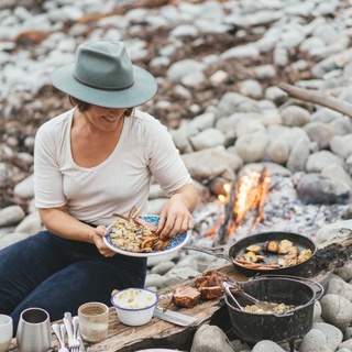 Whether it's a casual backyard BBQ or a #campfire cook-up, there's something ceremonious about preparing and cooking food outdoors. Chef and explorer @missarahglover knows a thing or two about cooking up an #alfresco feast - so, we asked her to share her tips and essentials for no-fuss campfire cooking. Link in bio.⁠
⁠
#outdoorcooking #campcooking #firecooking