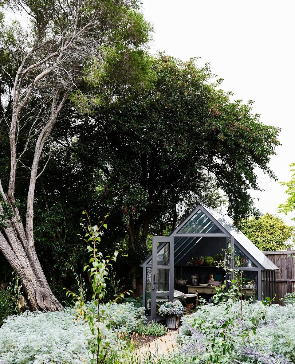 We would happily spend hours pottering away in this custom-made #glasshouse in #Daylesford, Victoria, made by Mark Anstey Crafted Furniture.⁠
⁠
Tap the link in our bio to take a wander through some stunning country gardens and explore our favourite #sheds, glasshouses, #barns and backyard studios.⁠
⁠
Photography: @lisacohenphoto ⁠
⁠
#countrygarden #cottagegarden #shed 