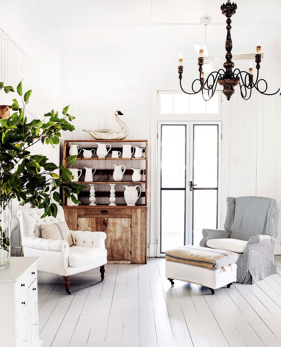This old Queenslander in Bundaberg was transformed into a sunny home with the help of family, hard work and lots of white paint. ⁠
⁠
"I absolutely fell in love with the beautiful fretwork and wide verandahs, and I had a vision of what it could turn into," says owner Sandy Palmer. ⁠
⁠
Tap the link in our bio to take a full tour. ⁠
⁠
Photography: @kararosenlund⁠
⁠
#queenslander #queenslanderhome #livingroomdetails #eclecticstyle
