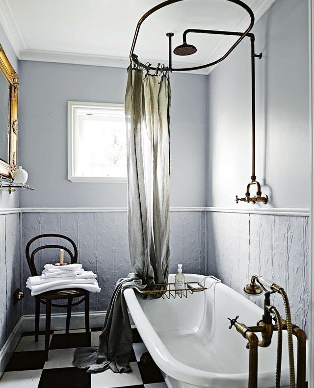 Fashion designer and owner of @manteaunoir Victoria Varrasso has styled her #Daylesford cottage to reflect her love of European vintage, antique pieces and "all things French".  Tap the link in our bio to take a tour.⁠
⁠
Photography: @lisacohenphoto⁠
⁠
#frenchstyle #vintageinterior #bathtub 