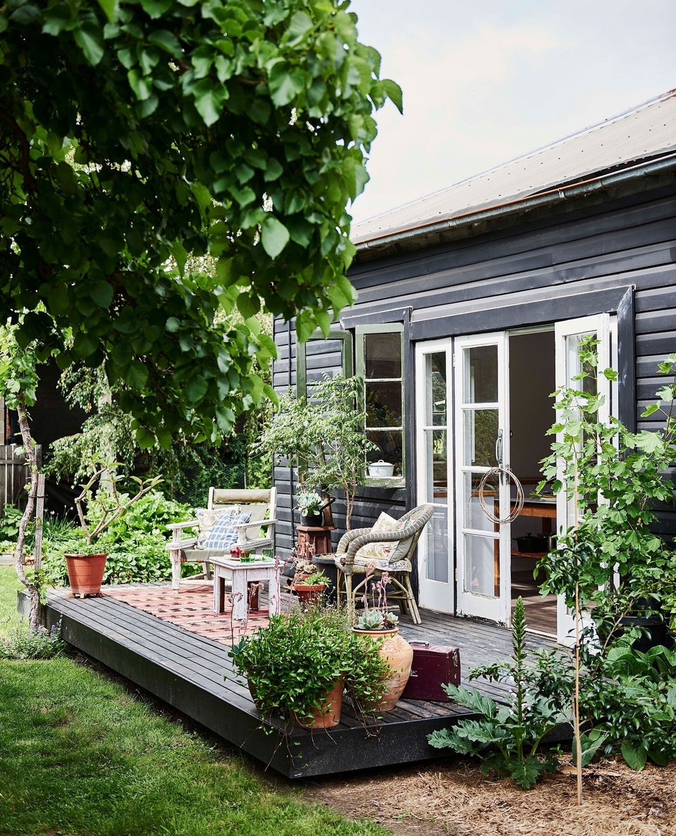 Previously occupied by a roofing company, and then an antiques dealer, this cottage required a lot of work when award-winning artist Zoe Young moved in. ⁠
⁠
"I laugh when I think of our first days in the house," reflects Zoe. "We were so happy to just have a space of our own that we were truly blind to all the work that needed to be done."⁠
⁠
Tap the link in our bio to take a tour and see the home's transformation.⁠
⁠
Photography: @lisacohenphoto⁠
Styling: @becksimonstylist ⁠
⁠
#deck #cottagestyle #stilllife #garden #weatherboardhome #countrygarden