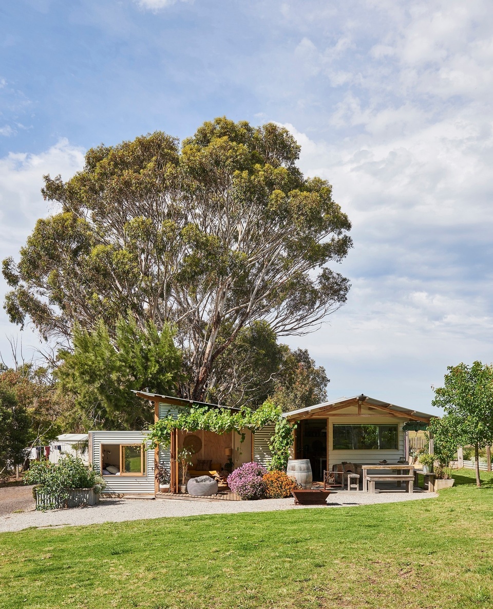 This idyllic, corrugated country home on Victoria's Bellarine Peninsula belongs to published cookbook author, Harriet Birrell.⁠
⁠
Harriet admits that her simple, down-to-earth philosophy runs through most of her life - from the nourishing food she eats to the way she styles her home. "We are quite simple people who don't have anything all that luxurious, but we really enjoy having things around us with a story and meaning," Harriet says.⁠
⁠
Step inside via the link in bio.⁠
⁠
Photography: @nikoleramsay⁠
Words: @ginimhoff⁠
⁠
#countryhome #homeexterior #climbinggrapevine #bellarinepeninsula