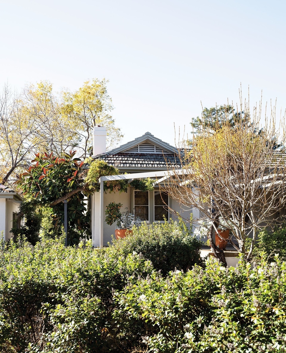 Having grown up in Wooroola, 25 minutes south of Wagga Wagga, artist Julia Roche recalls endless, carefree days; camping outside under the stars, building treehouses and playing in the woolshed.⁠
⁠
This is a lifestyle that she has imparted to her children, relocating from Sydney back to the exact property she spent her early years on – a move that has also served to enrich her art. "I have a strong desire to keep understanding the history of our landscape and that connection to my space," she explains.⁠
⁠
Take a tour via the link in bio.⁠
⁠
Photography: @brigidarnottphotography⁠
Styling: @belljarinteriors⁠
Words: @clairemactaggart⁠
⁠
#farmhouse #countryhome #countrygarden #waggawagga