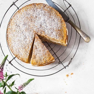 Not only does this light and fluffy ginger and walnut #cake look and taste delicious, it comes with a heart-warming backstory that makes it all the more special.⁠
⁠
Tap the link in our bio for the recipe. ⁠
⁠
Photography & styling @chinasquirrel⁠
⁠
#heirloomrecipe #bakingcakes #foodstyling