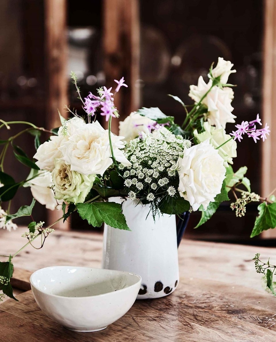 Whether it's an artful arrangement from your favourite #florist, or armfuls of fresh #foliage foraged from your garden, a #vase of flowers is guaranteed to brighten up a room (and your day).⁠
⁠
From garden #roses to long-lasting #natives, tap the link in our bio for some stunning arrangements to inspire.⁠
⁠
Photo: @lisacohenphoto⁠
⁠
#floralarrangements #flowers #flowerstyling #beautifulblooms