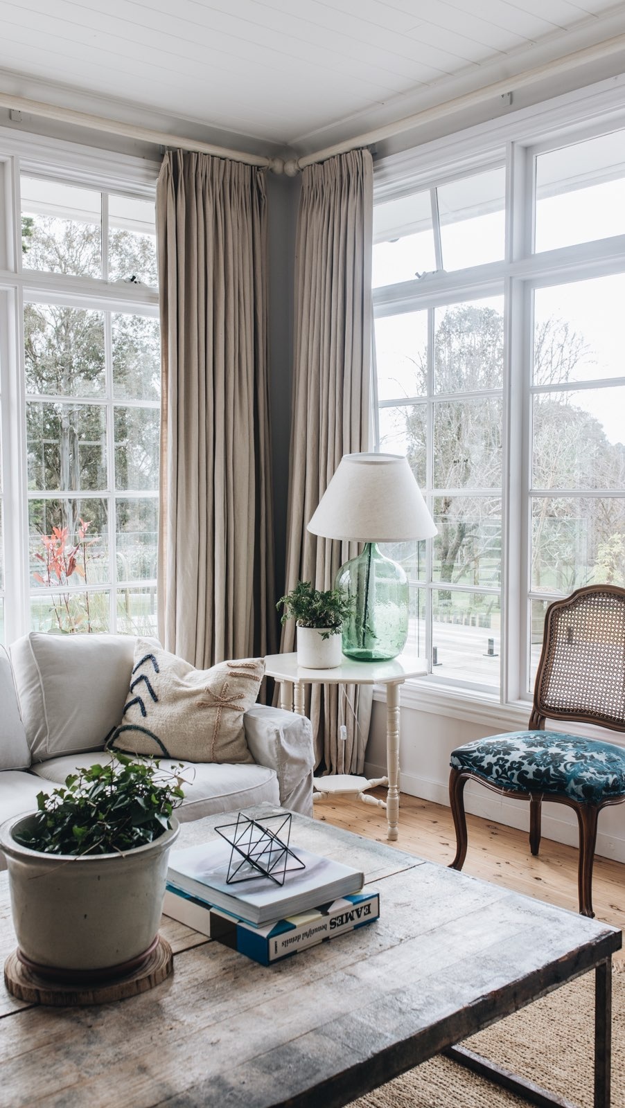 Taking inspiration from a famous past owner, Everest Seymour, the interiors of Seymour House in the NSW Southern Highlands are full of vintage pieces.

“I imagine him as a clever, well-dressed arts lover who would live it up seeing shows in The States, then return home and listen to records he bought on his travels,” says stylist and owner Georgia Ashdown.

Step inside via the link in bio.

#seymourhouse #cottage #countrycottage #weatherboard #wallpaper