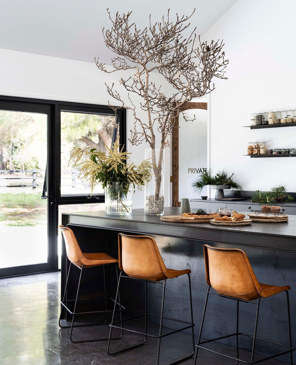 Natural light saturates the modern farmhouse kitchen of homewares store owner, Hayley Priest. ⁠
⁠
Custom-made steel fabrication features throughout the home, including the island and bench-tops in the kitchen. ⁠
⁠
The newly built home is also 100 per cent off the grid. "We're independent of town facilities - power, water, waste water," says Hayley. ⁠
⁠
Tap the link in our profile to see more of this modern farmhouse masterpiece.⁠
⁠
Photography: @brigidarnottphotography⁠
Styling: Jodie Gibbons @belljarinteriors⁠
Words: @justicelyn⁠
⁠
#blackkitchen #modernfarmhouse #modernkitchen #kitchenisland #openshelving⁠
