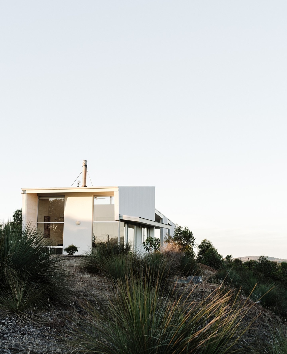 Surrounded by the @eyrepeninsula ‘s wild bushland, your own private retreat at @tanongaecolodge is the perfect spot to unwind. ⁠
⁠
Find out more about the Eyre Peninsula in the September issue of Country Style, out now.⁠
⁠
Photography @marniehawson