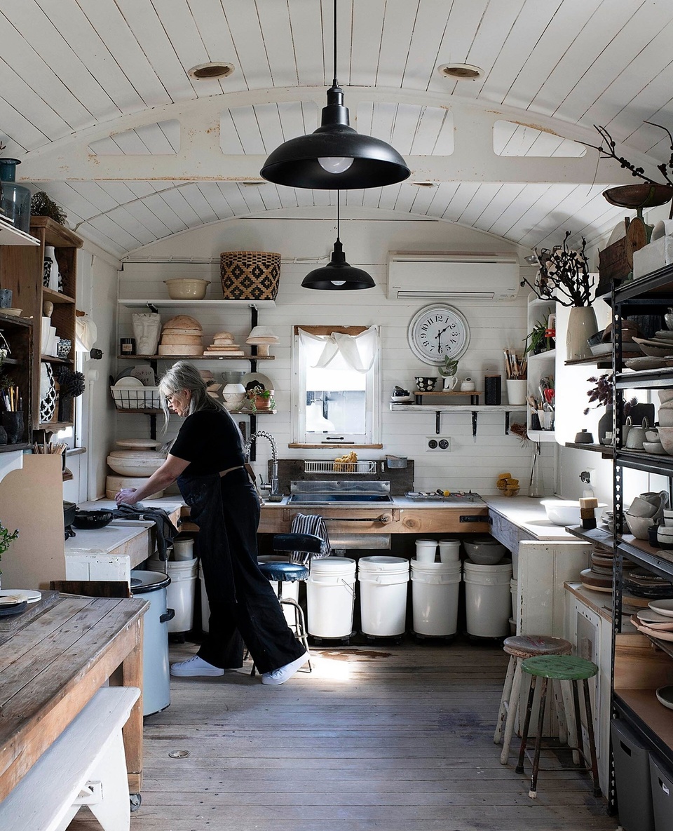 Potter Lydia Cambareri crafts beautiful one-of-a-kind pieces from a century-old railway carriage she converted into a home studio. ⁠
⁠
She spotted the carriage for sale online. "I pondered it for a few days and became obsessed, basically. I couldn't stop thinking about it." ⁠
⁠
To take a tour of the studio and her Blue Mountains home, tap the link in our profile. ⁠
⁠
Photography: @brigidarnottphotography⁠
⁠
#pottery #ceramics #traincarriage #renovation #studio