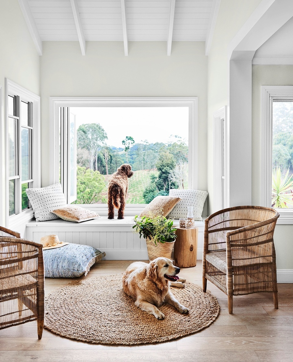 Coastal style takes many forms, but the latest iteration places emphasis on a strong flow between indoor and outdoor zones, layers of natural textures and a subdued palette of neutral colours. The window seat at The Bails, Byron Bay is a standout example. ⁠
⁠
While it may seem easy to recreate, style extraordinaire Melissa Penfold says there are 7 mistakes Aussies make when channeling this look in their own homes.⁠
⁠
Find out what they are by tapping the link in our profile. ⁠
⁠
Photography: @lisacohenphoto⁠
Styling: @lynda.gardener + @bellebrightproject⁠
⁠
#coastalstyle #coastalhome #windowseat #wicker #rattanfurniture