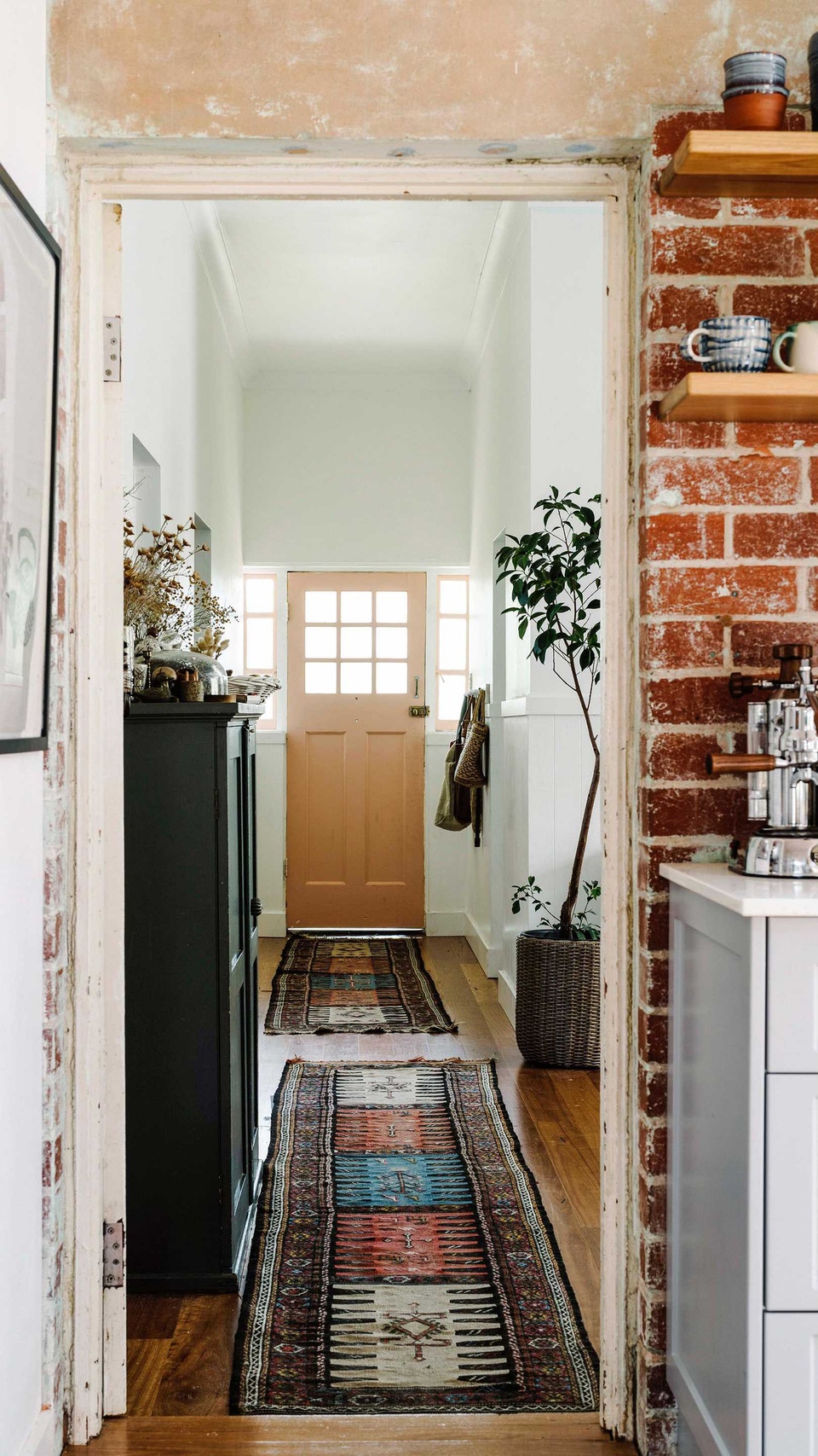 Owned by self proclaimed “bowerbird”, this Willunga family cottage is filled with creative objects and colourful finds.

#cottagehome #vintagehomewares #willunga #brickcottage