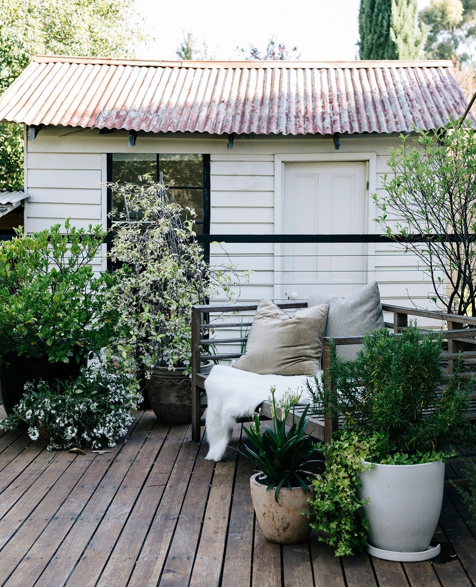 Before Lucie Sayer moved into an old miner's cottage in Daylesford, VIC she had suffered a series of major heartaches. But before long, the spa town's restorative magic began to work.⁠
⁠
"Victorians used to come up here to take the waters. It still has that feeling, but it's also buzzy, with a vibrant community and a good energy," she says. ⁠
⁠
Tap the link in our profile to take a tour of her home, which features a filigree-framed verandah, weatherboard cladding and a bright yellow door. ⁠
⁠
Photography: @marniehawson⁠
Styling: @lynda.gardener + @bellebrightproject