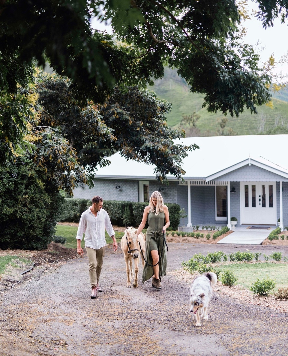 While the owners of this renovated '90s farmhouse originally had their hearts set on a colonial weatherboard in the same location, serendipity would instead see them settle here.⁠
⁠
"We settled on this very overgrown five acres," homeowner Nikki recalls. "But Luke had a vision for the property when he saw it; this section of the creek is quite secluded and the valley is stunning."⁠
⁠
Step inside via the link in bio.⁠
⁠
Photography: @hannahpuechmarin⁠
Words: @clairemactaggart⁠
⁠
#farmhouse #countryrenovation #countryhome #queenslandhome