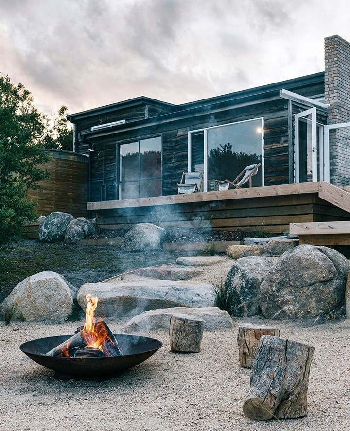 It's hard to deny that Whale Song Shack on Tasmania's pristine east coast is a special place. But owners Ingrid and Cliff have done everything they can to make it inviting all year round. ⁠
⁠
"We held onto the shack's best aspects, and opened it up with French doors leading onto the deck," says Ingrid. Beyond the deck you'll find both a fire pit and a sunken outdoor bath - the perfect spot to lay back and gaze up at the stars. ⁠
⁠
Take a tour of the home by tapping the link in our profile.⁠
⁠
Photography: @marniehawson⁠
⁠
#firepits #beachshack #coastalhome #holidayhome