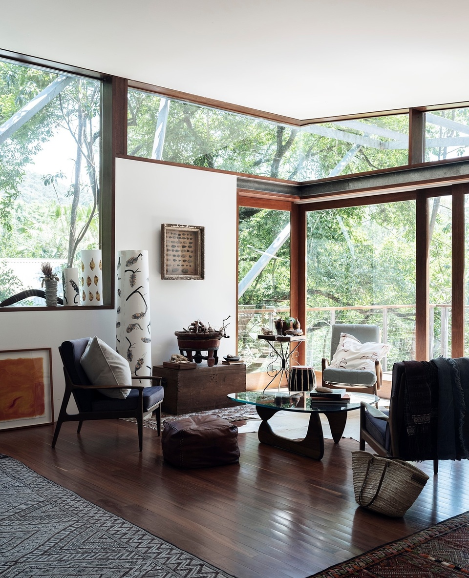 "I love living and painting in bush surroundings," says artist and former magazine art director @michelleball.art. ⁠
⁠
After eight years living in Manly, she and her husband bought a "shack" in Elvina Bay, a community of less than 100 people who have fought to keep it a walking only area, accessible by boat. ⁠
⁠
Follow Michelle to the locations that inspire her most, by tapping the link in our profile. ⁠
⁠
Photography: @jeremysimons_photographer⁠
⁠
⁠
#bushlife #livingroom #interiordesign #australianartist