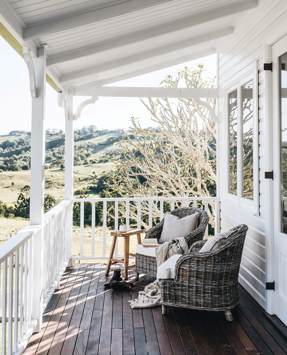 The gorgeous verandah of Glenfernie Farm comes complete with stunning views of Newrybar's rambling landscape.⁠
⁠
Home to Millie Cooper, her partner Isobel Walsh, and their miniature schnauzer, Theodore, this white weatherboard has all the charm you'd expect from a country home of its location.⁠
⁠
Step inside via the link in bio.⁠
⁠
Photography: @abbie_melle⁠
Words: @justicelyn⁠
Location: @glenferniefarm⁠
⁠
#whiteweatherboard #byronhinterlands #countrystyleverandah #verandah