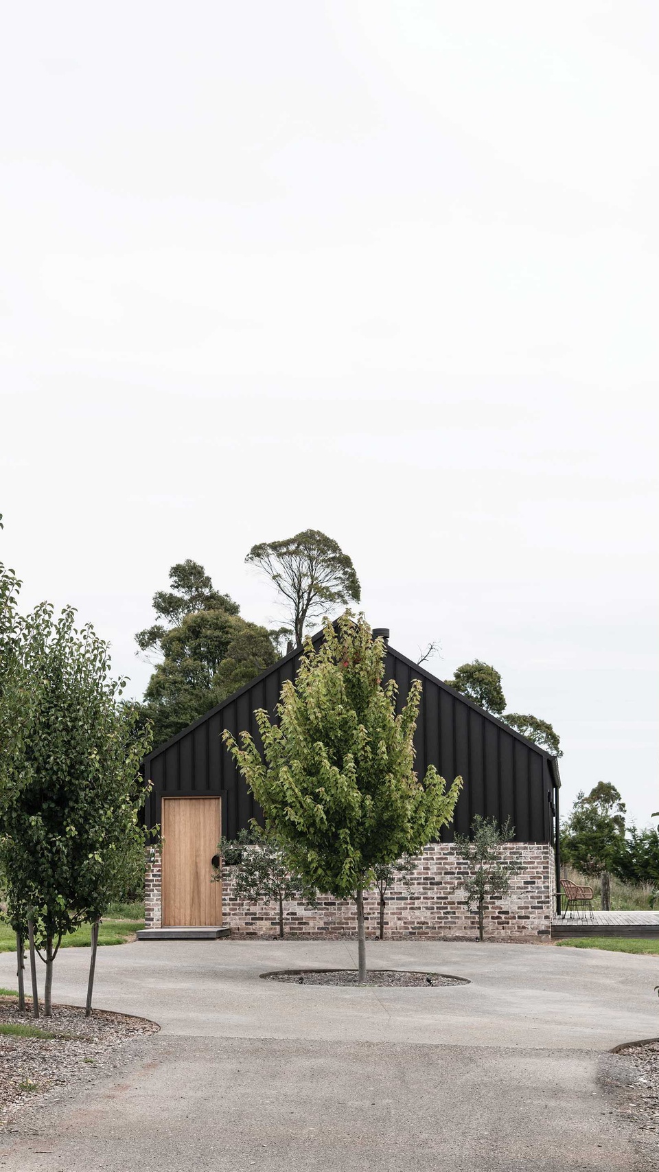 From where we’d rather stay… The Barn at Rangeview offers accommodation dedicated to sharing in the tranquil spoils of a simply country life.

Is this gorgeous stay on your hit list?

#thebarn #blackbarn #southernhighlands #contemporarybarn
