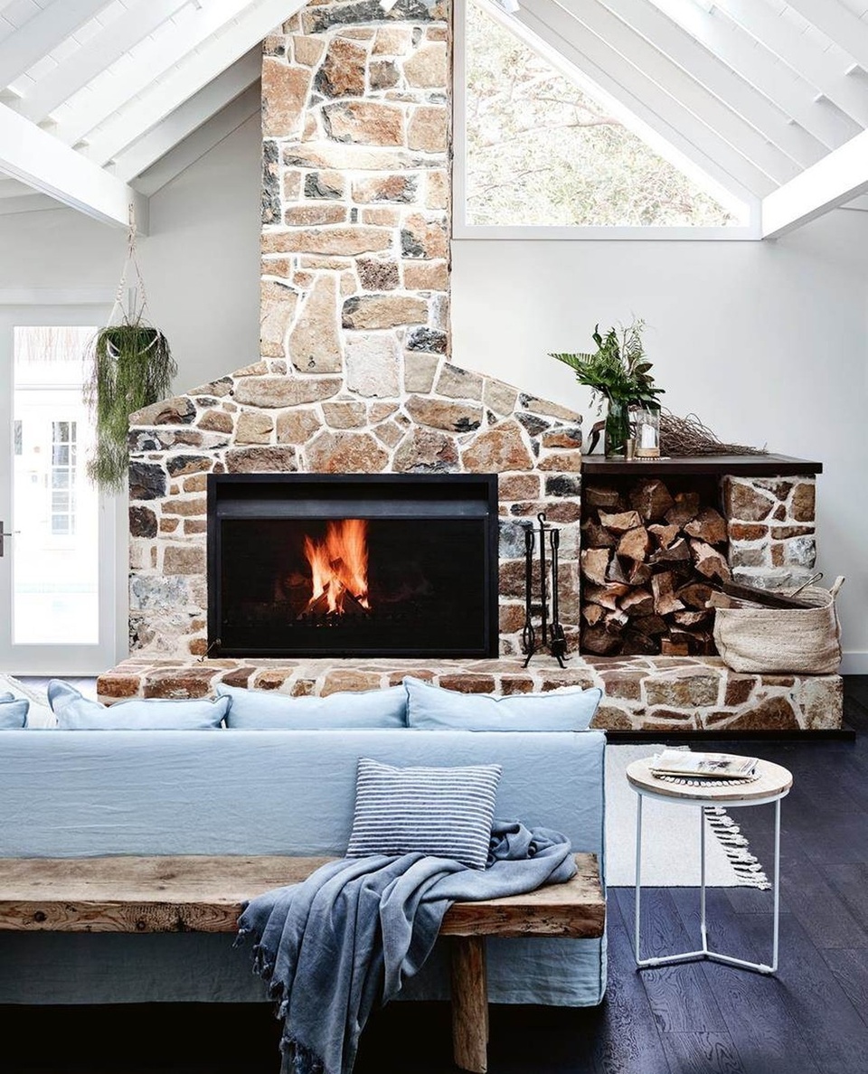 As the days get shorter and noticeably cooler, few things in life are more comforting than sitting before a hearth, and warming up in front of a crackling open #fire.⁠
⁠
Tap the link in our bio for 17 cosy #fireplaces that bring warmth and style to their respective homes. ⁠
⁠
Photography: @markroperphotography⁠
⁠
#fireplacedesign #livingroom #farmhouse ⁠
