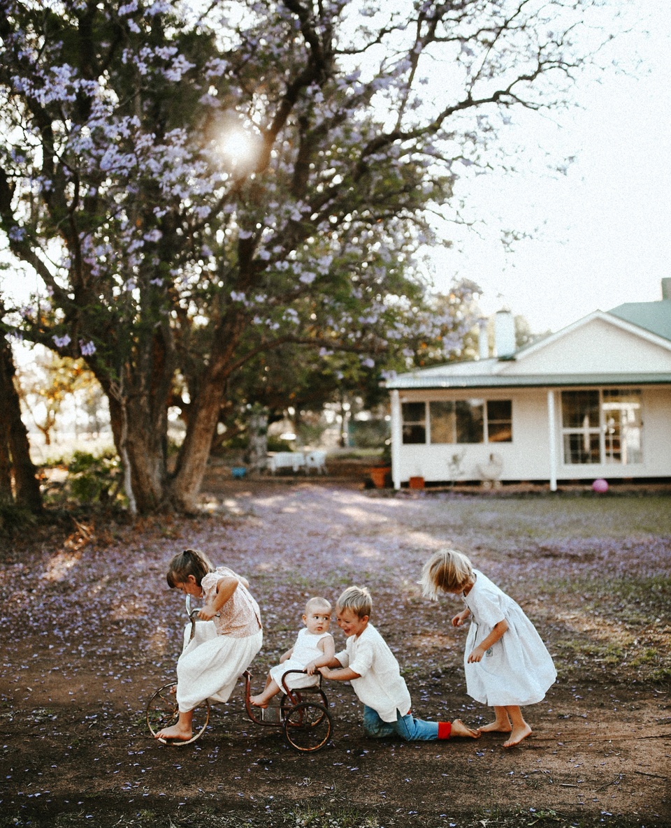 #Photographer @clancyjob finds joy and inspiration in raising her young #family in #CentralNSW⁠
⁠
"I try to stay true to myself and other mums by being authentic — the kids aren't clean, they're barefoot in undies in front of the clothesline, or ripping around with our old shed pram, dust flying," she says of Dolly, six, Daisy, five, Trader, four, and one-year-old Hardy.⁠
⁠
Tap the link in our bio to see more of her beautiful work.⁠
⁠
Photography @clancyjob⁠
⁠
