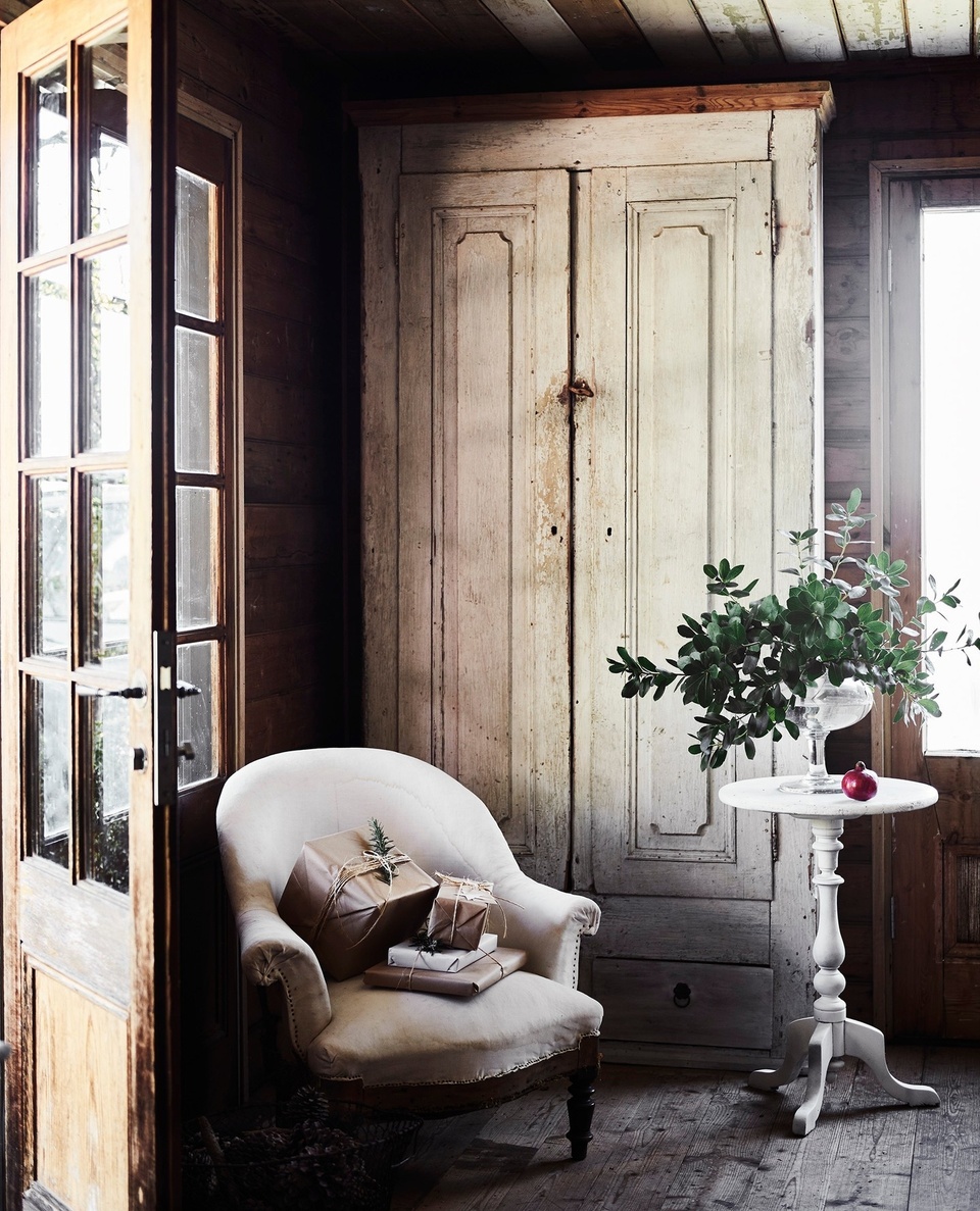 For most of her life, Helen Curtis, has collected old things. Her love of architectural pieces, vintage furniture and decorative items is reflected in the timber cottage she calls home in Daylesford, VIC. ⁠
⁠
It's where she and her family love to gather at Christmas. "We have fairly rustic decorations with pine, holly and natural things as well as heaps of candles," she says. ⁠
⁠
Tap the link in our profile to take a tour. ⁠
⁠
Photography: @lisacohenphoto⁠
Styling: @tess.newman.morris⁠
Words: @virginia_imhoff⁠
⁠
#cottagestyle #cottageinspiration #christmasdecorating #christmasdecor #christmashome