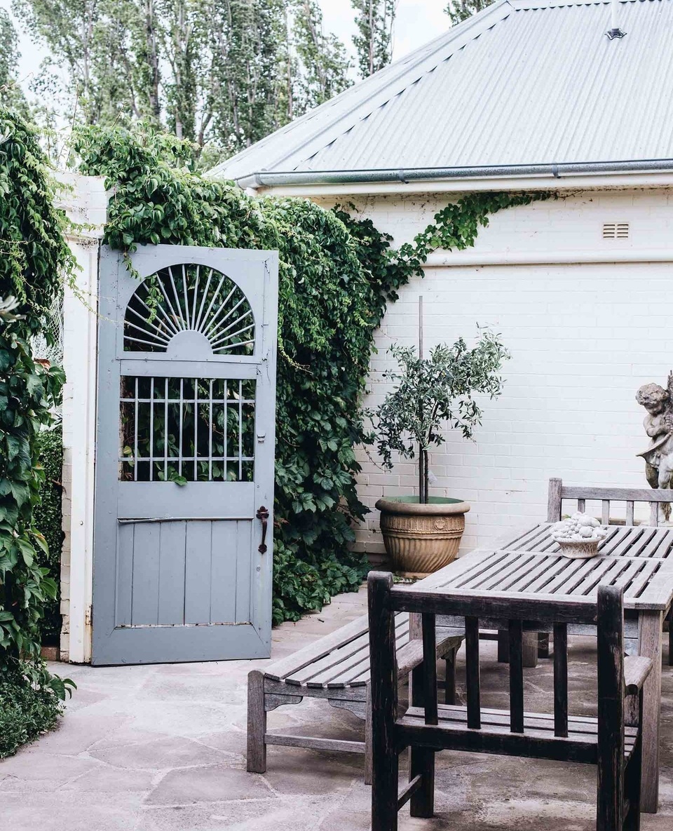 This sweet, whimsical outdoor courtyard in the Boorowa farmhouse of biodynamic farmer, Charlie Arnott, plays host to many a family picnic or late afternoon laze.⁠
⁠
Embracing the country life and his love of organic food production, Charlie now shows his children how to plant trees, muster cattle and identify birds alongside his wife Angela on their 2143-hectare property.⁠
⁠
Step inside via the link in bio.⁠
⁠
Photography: @abbie_melle⁠
Words: @clairemactaggart⁠
⁠
#countryard #countrycourtyard #outdoordining #outdoorentertaining #boorowansw