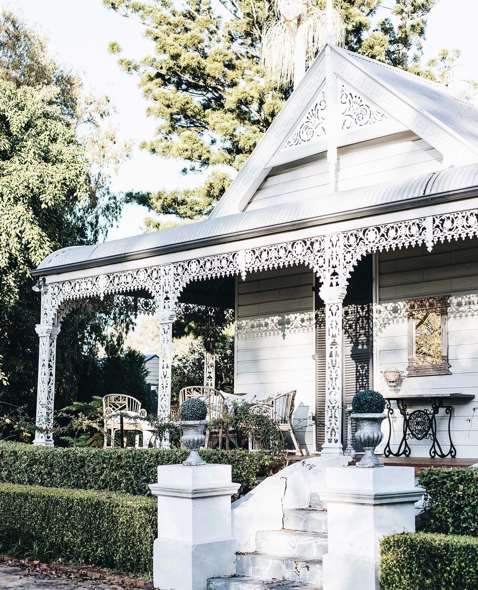 Located on the Hunter River, Morpeth is a fast favourite with its sublime dining and shopping precinct, character-filled cobblestone paths and plethora of heritage-listed buildings and homes.⁠
⁠
Within this gorgeous location is The Villa Country House Retreat; a character-filled luxurious homestead with an attached converted studio.⁠
⁠
Take a closer look at this stunning accommodation via the link in bio.⁠
⁠
Photographer: @abbie_melle⁠
Words: @clairemactaggart and @tahnimesann⁠
⁠
#historichome #frontverandah #convertedstables #morpethnsw