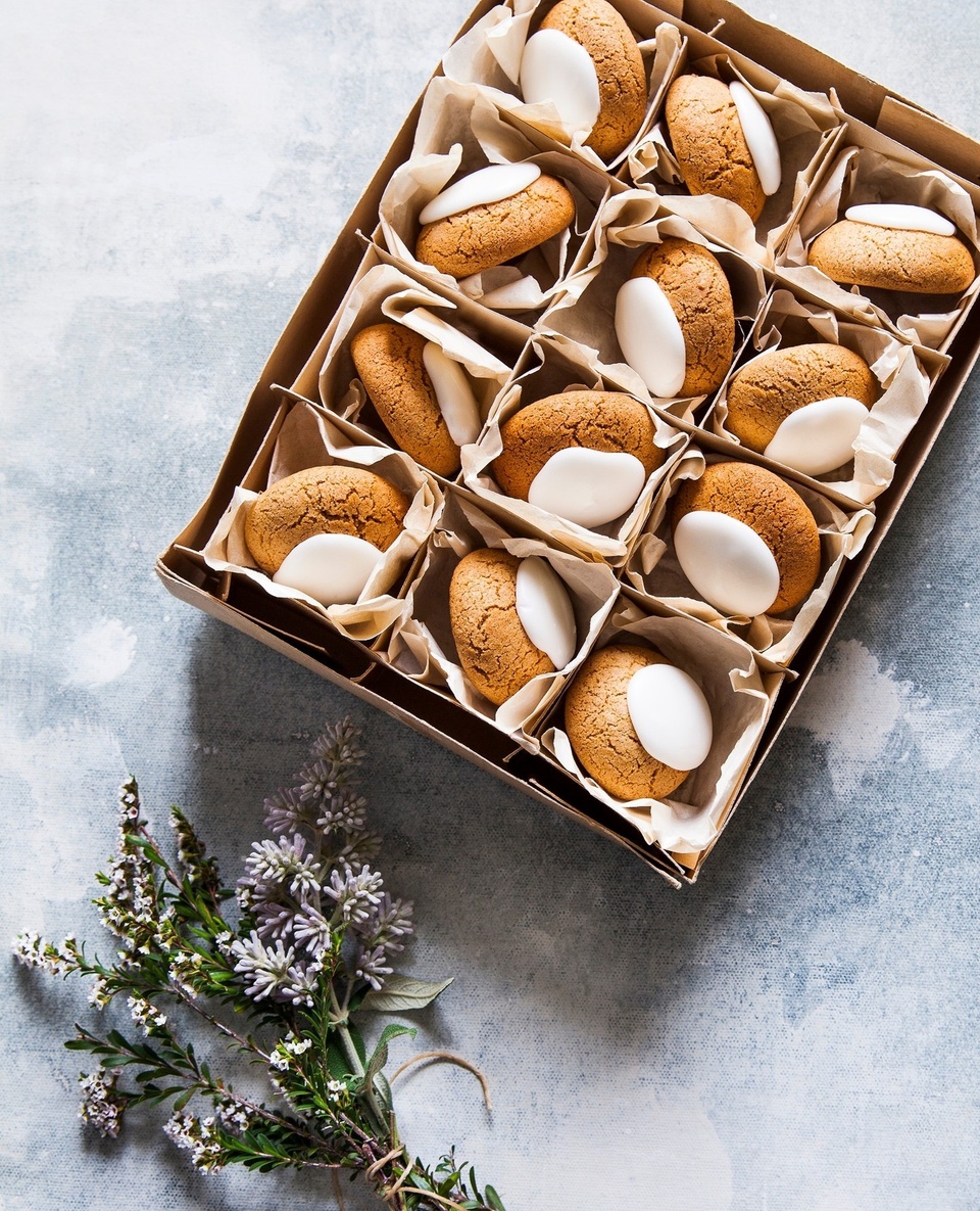 Looking for the ultimate bake-ahead, edible Christmas gift? This recipe for Danish honey cakes was passed down to Kristine Hansen by her grandmother Anne-Marie "Midde" Scmidt Clausen. ⁠
⁠
"In Denmark we cook our honey cakes in November, then place them in a closed jar with a piece of rye bread for two weeks to absorb the moisture," says Kristine. ⁠
⁠
Baking these will fill your home with the festive scent of honey, ginger, cinnamon and cloves. ⁠
⁠
Tap the link in our profile for the heirloom recipe. ⁠
⁠
Photography: @chinasquirrel⁠
Words: Tracey Platt
