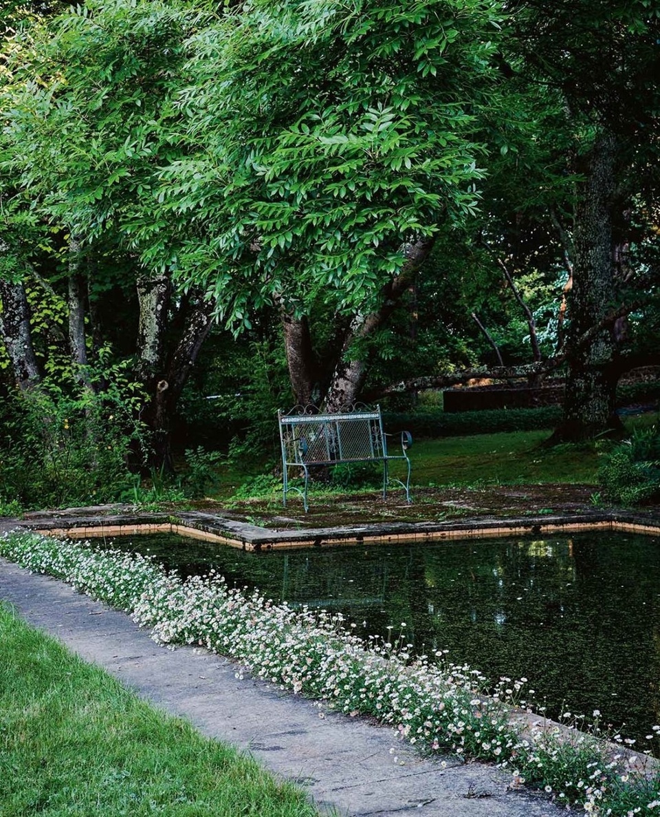 Edna Walling was one of Australia’s most influential landscape designers. During her career, Walling established a reputation for sprawling, yet architectural, woodland-style gardens that celebrated the natural landscape. ⁠
⁠
Signature features of a garden designed by Edna Walling include stone walls, meandering gravel pathways, wooden pergolas, self seeding flowers and reflection ponds - like this one at ‘Kiloren’ in the NSW Southern Tablelands.⁠
⁠
Find the link in our bio to explore three gardens designed by Edna Walling that have only grown more beautiful in the years since they were established.⁠
⁠
Photography: Michael Wee @mtwee⁠
⁠
⁠
⁠
⁠
#garden #gardendesign #landscape #landscapearchitecture #water #reflection #cottagegarden