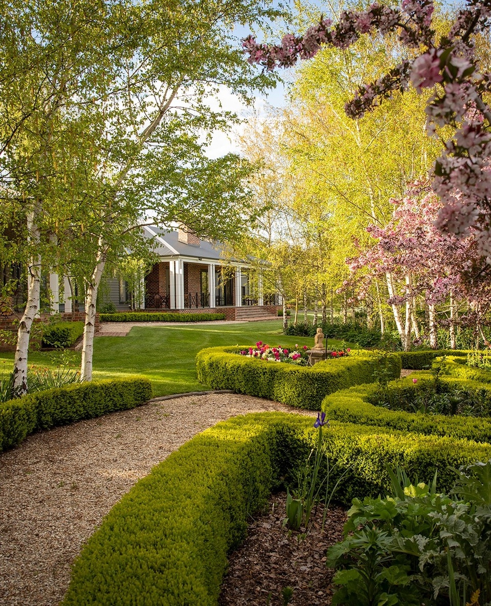 Sweeping lawns, flower-filled #garden beds and banks of trees are today all part of a spectacular garden design set out by owner Bruce Honey in 2001 who chose the circle as the central motif leading to the garden's name Verdicus, which translates to 'green circles'. ⁠
⁠
Tap the link in our bio to take a tour of this inspiring garden in #CentralVictoria. ⁠
⁠
Photography: Simon Griffiths⁠
⁠
#gardendesign #formalgarden #landscaping #hedges