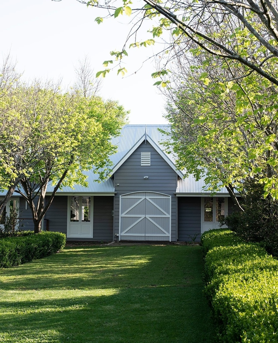 Developed in the 19th century as a fruit-growing area to make the most of a temperate climate and good soil, Arcadia NSW is renowned for its peach and citrus orchards. ⁠
⁠
It's also home to 'Chanticleer', a garden aptly named by its artist owner, Grada Shipway, for the rows of pear trees that populate the landscape. ⁠
⁠
Tap the link in our bio to wander through the garden, which is also home to bursts of vibrant colour in the form of poppies, Pink Perdita roses and wine-hued bearded iris. ⁠
⁠
Photography: @brigidarnottphotography⁠
⁠
#barn #formalgarden #peartree #cottagegarden #flowergarden #flowerbeds #gardening