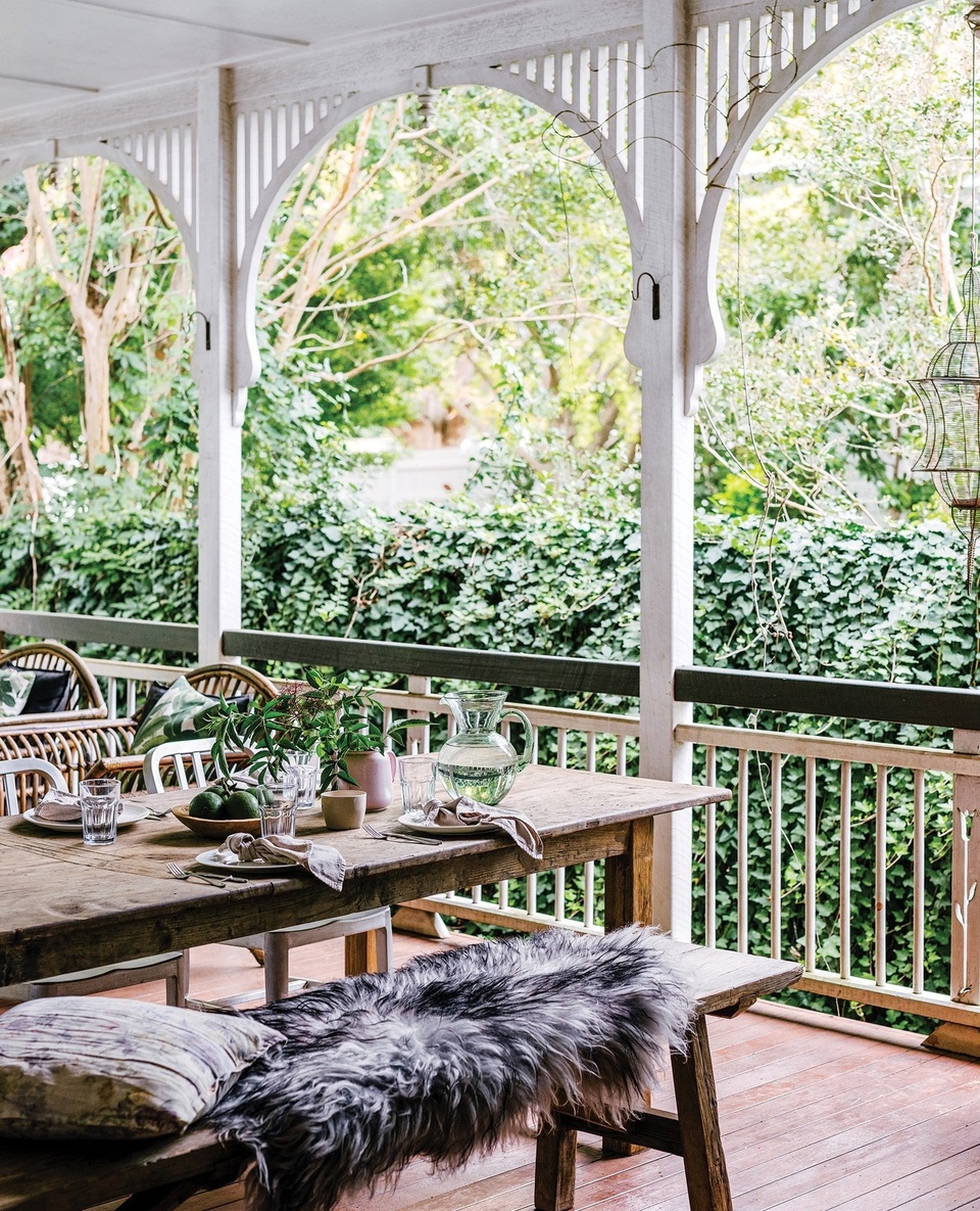 Set on 2500 square metres, this grand Queenslander in Toowoomba is a quiet sanctuary - but located only one kilometre from town. "It's like having a country house in the middle of the city," says homeowner Bec.⁠
⁠
Inside, Bec has blended a mixture of heirlooms and new pieces - and plenty of art to line the walls. "I think art should be fun, relaxed and personal," she says. "I like putting different things together and choose art that I'm drawn to, and the room will evolve from there."⁠
⁠
Wander through via the link in bio.⁠
⁠
Photography: @hannahpuechmarin⁠
Styling: Cheryl Carr⁠
Words: @clairemactaggart⁠
Interiors: @thetoowoombainteriordesigner⁠
⁠
#toowoombaqld #queenslander #whiteweatherboard #frontverandah #countryverandah